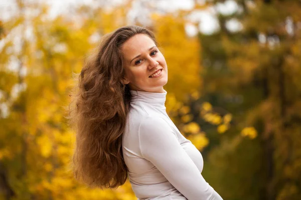 Portrait Une Jeune Belle Femme Brune Dans Parc Automne — Photo