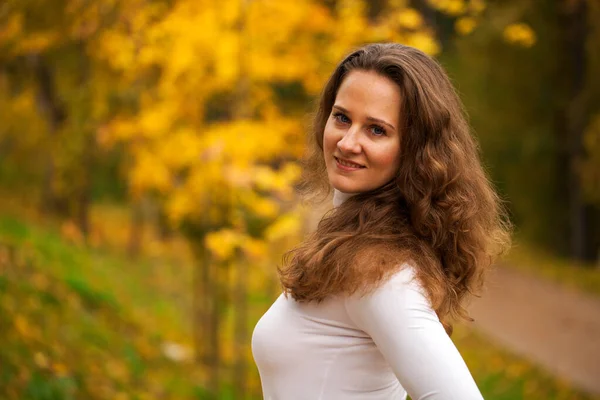 秋の公園で若い美しいブルネットの女性の肖像 — ストック写真