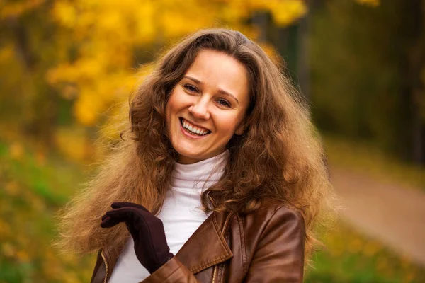 Portret Van Een Jonge Mooie Brunette Vrouw Herfst Park — Stockfoto