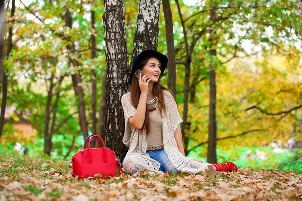 Jonge Mooie Vrouw Belt Telefoon Het Najaar Park — Stockfoto