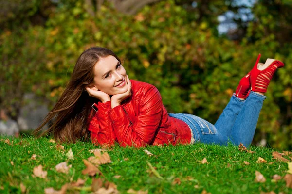 Молодая Красивая Женщина Красной Кожаной Куртке Синих Джинсах Сидит Осеннем — стоковое фото