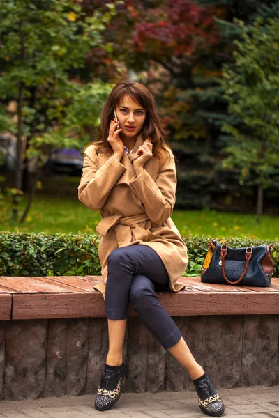 Close Portret Van Een Jonge Mooie Brunette Vrouw Beige Jas — Stockfoto