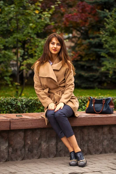 Nahaufnahme Porträt Einer Jungen Schönen Brünetten Frau Beigen Mantel Herbstpark — Stockfoto