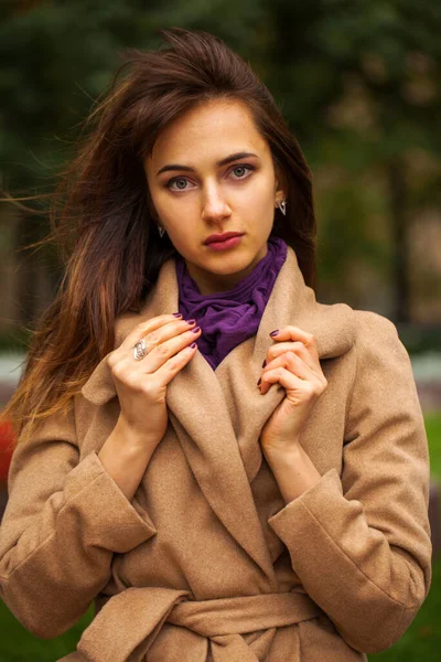Güz Parkında Bej Ceketli Güzel Bir Esmer Kadının Portresi — Stok fotoğraf
