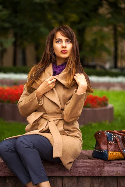 Güz Parkında Bej Ceketli Güzel Bir Esmer Kadının Portresi — Stok fotoğraf