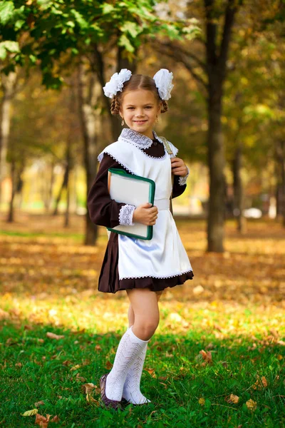 Portrét Krásné Mladé První Třídy Slavnostní Školní Uniformě Pozadí Podzimního — Stock fotografie