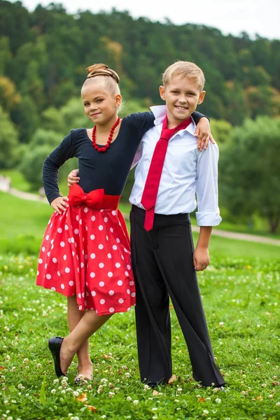 Dzieci Retro Taniec Para Garniturach Lato Świeżym Powietrzu — Zdjęcie stockowe