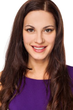 Beyaz arka planda izole edilmiş güzel esmer bir kadının portresi.