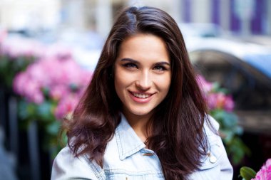 Spring Caddesi 'ndeki genç bir kadının portresi.