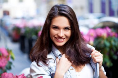 Spring Caddesi 'ndeki genç bir kadının portresi.