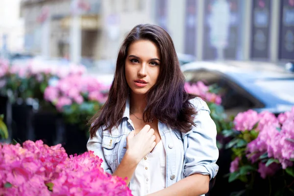 Retrato Uma Jovem Mulher Rua Primavera — Fotografia de Stock