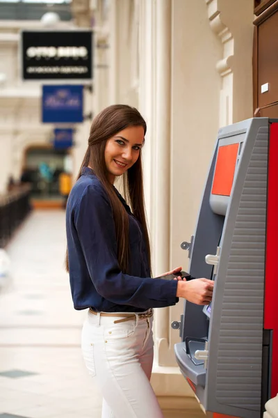 Glimlachende Jonge Vrouw Een Blauwe Blouse Neemt Geld Van Geldautomaat — Stockfoto