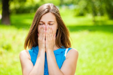 Çığlık atan esmer kadın, açık havada yaz caddesi.