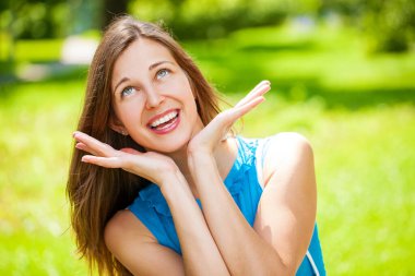 Taze ve temiz tenli, güzel, genç, mutlu esmer bir kadının açık hava yaz portresi.