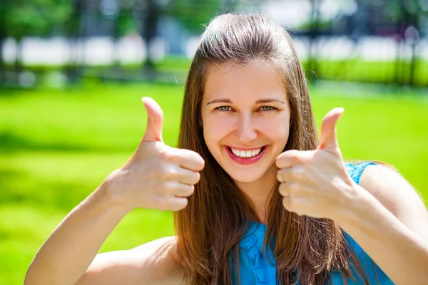 Mujer Sonriente Mostrando Los Pulgares Hacia Arriba Mirando Cámara — Foto de Stock