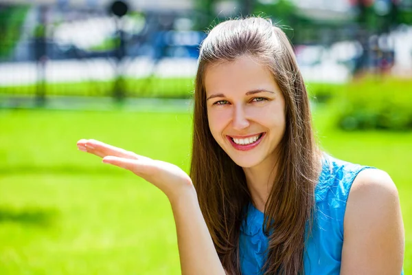 Close Portret Van Mooie Jonge Gelukkig Brunette Vrouw Met Frisse — Stockfoto