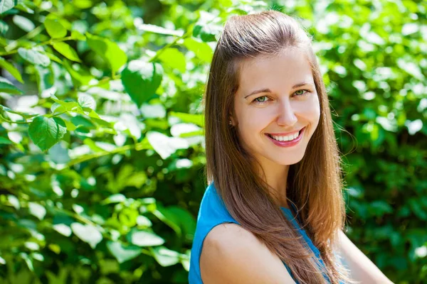 Close Portret Van Mooie Jonge Gelukkig Brunette Vrouw Met Frisse — Stockfoto