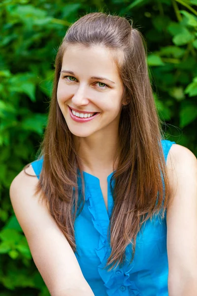 Close Portret Van Mooie Jonge Gelukkig Brunette Vrouw Met Frisse — Stockfoto