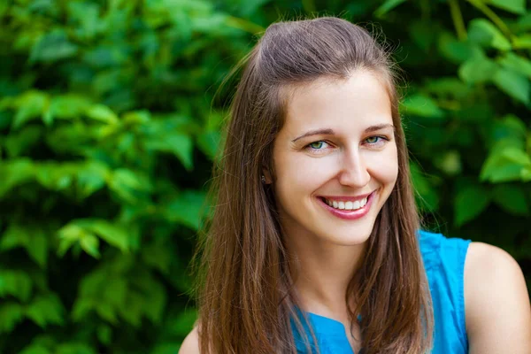 Primer Plano Retrato Hermosa Joven Morena Feliz Mujer Con Piel — Foto de Stock