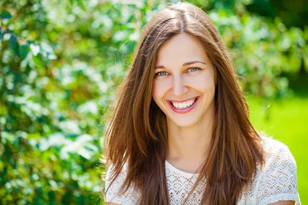 Close Portret Van Mooie Jonge Gelukkig Brunette Vrouw Met Frisse — Stockfoto