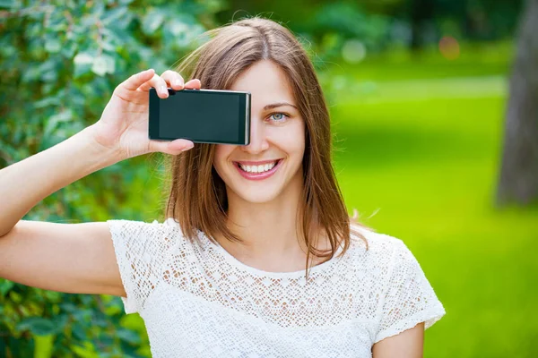 Jovem Bela Mulher Morena Mostrando Sua Tela Smartphone Parque Verão — Fotografia de Stock