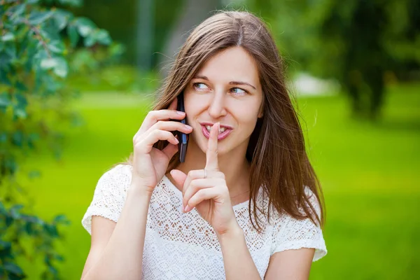 Ritratto Bella Bruna Giovane Donna Che Parla Cellulare Nel Parco — Foto Stock