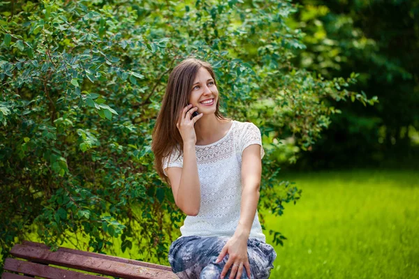 Portrait Beautiful Brunette Young Woman Speaking Mobile Phone Summer Green — Stock Photo, Image