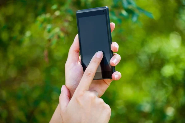 Sidovy Kvinnas Hand Håller Modern Smart Smartphone Samtidigt Ringa Med — Stockfoto