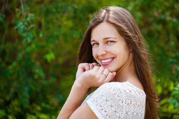 Close Retrato Bela Jovem Mulher Morena Feliz Com Pele Fresca — Fotografia de Stock