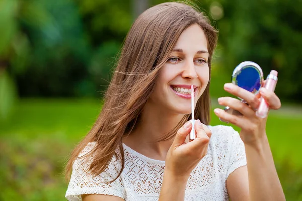 Asistentka Rtěnka Krásná Mladá Brunetka Žena Zblízka Letní Venku — Stock fotografie