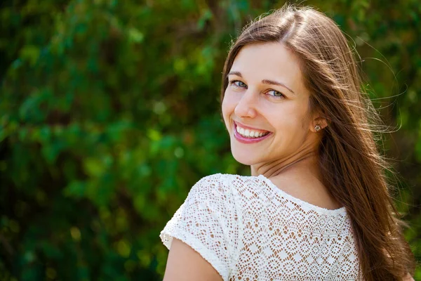 Primer Plano Retrato Hermosa Joven Morena Feliz Mujer Con Piel — Foto de Stock