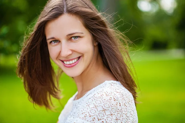 Close Retrato Bela Jovem Mulher Morena Feliz Com Pele Fresca — Fotografia de Stock