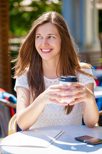 Νεαρή Όμορφη Γυναίκα Χάρτινο Κύπελλο Στο Φόντο Του Καφέ Καλοκαίρι — Φωτογραφία Αρχείου