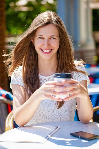 Ung Vacker Kvinna Med Pappersmugg Bakgrunden Kaffe Sommar Utomhus — Stockfoto