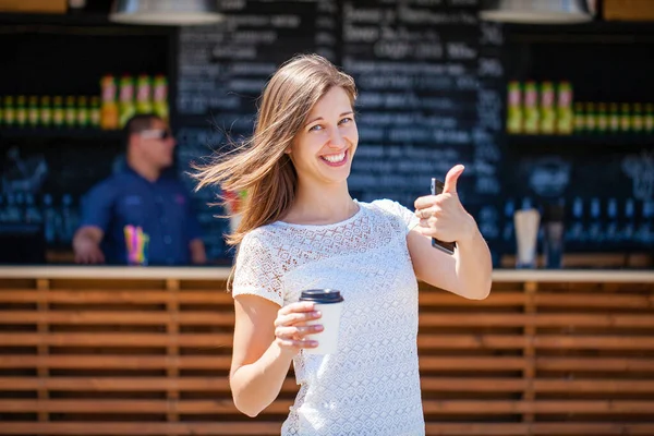 Mulher Bonita Nova Com Uma Xícara Papel Fundo Café Verão — Fotografia de Stock