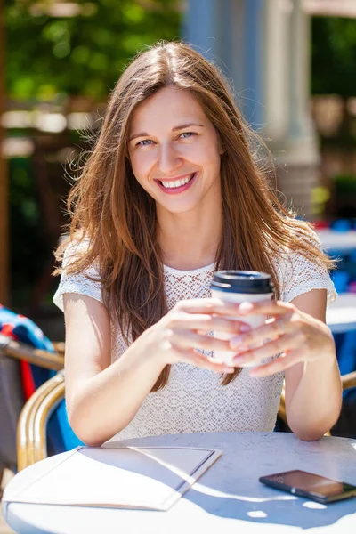 Jonge Mooie Vrouw Met Een Papieren Beker Achtergrond Van Koffie — Stockfoto