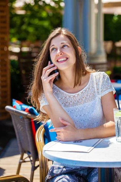 Happy Brunetka Kobieta Dzwoni Przez Telefon Kawiarni Świeżym Powietrzu — Zdjęcie stockowe