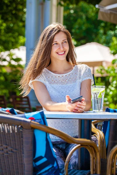 Mladá Krásná Brunetka Žena Studeným Pitím Sedí Kavárně Ulici — Stock fotografie