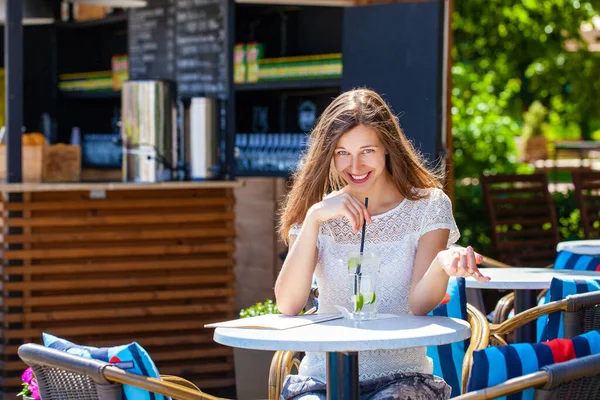 Mulher Morena Bonita Nova Com Uma Bebida Fria Sentada Café — Fotografia de Stock