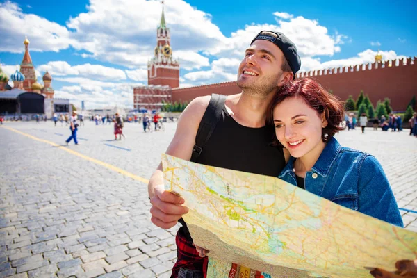 Hermano Hermana Con Una Tarjeta Plaza Roja Moscú —  Fotos de Stock