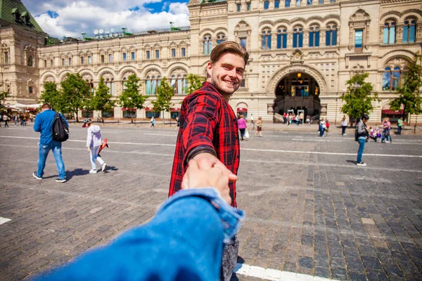 Pojďte Mnou Mladý Šťastný Muž Tahá Chlapy Ruku Rudém Náměstí — Stock fotografie