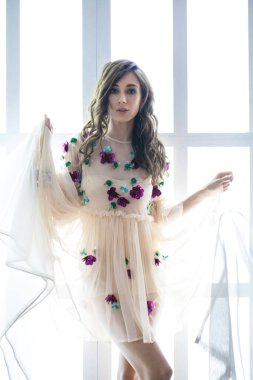 Stüdyoda güzel bir esmer modelin yakın portresi.