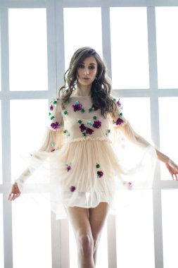 Stüdyoda güzel bir esmer modelin yakın portresi.