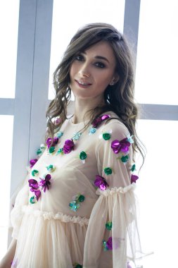 Stüdyoda güzel bir esmer modelin yakın portresi.