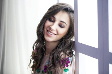 Stüdyoda güzel bir esmer modelin yakın portresi.