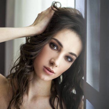 Stüdyoda güzel bir esmer modelin yakın portresi.