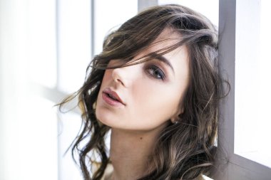 Stüdyoda güzel bir esmer modelin yakın portresi.