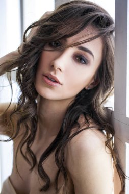 Stüdyoda güzel bir esmer modelin yakın portresi.