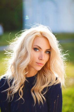 Portre yakın çekim genç güzel sarışın kadın, yaz açık havada