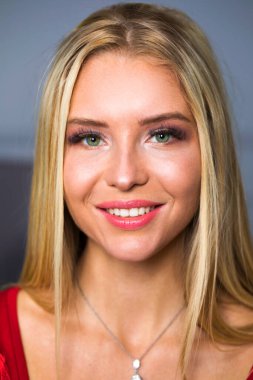 Portre yakın çekim genç güzel mutlu sarışın kadın, kapalı